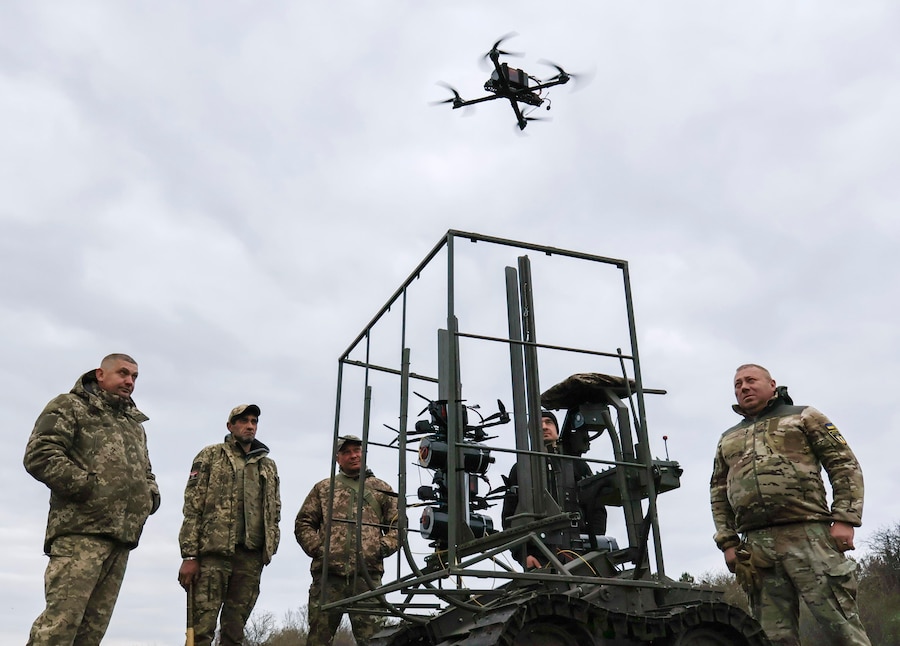 Una foto fornita dall’ufficio stampa della 65ª Brigata Meccanizzata Autonoma delle Forze Armate ucraine mostra alcuni militari mentre testano dei droni da combattimento in una località non specificata nella regione di Zaporizhzhia, in Ucraina. (EPA)