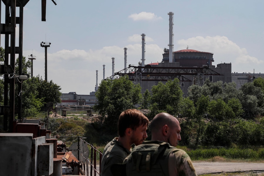 Una veduta generale della centrale nucleare di Zaporizhzhia a Enerhodar, nell'Ucraina sud-orientale. Secondo quanto riferisce l'AIEA, la centrale nucleare di Zaporizhzhia può ancora continuare a prelevare acqua dal bacino idrico di Kakhovka. Grossi ha affermato che, a seguito della distruzione della centrale idroelettrica di Kakhovka, potrebbe verificarsi una situazione in cui l'acqua del bacino idrico di Kakhovka non sarà sufficiente a raffreddare i reattori della centrale nucleare di Zaporozhye. Secondo lui, in questo caso, i reattori potrebbero subire danni, con il rischio di conseguenze radiologiche. Il livello dell'acqua nel bacino vicino alla centrale termica di Zaporizhzhya è sceso a 11,27 metri e continua a diminuire. (EPA)