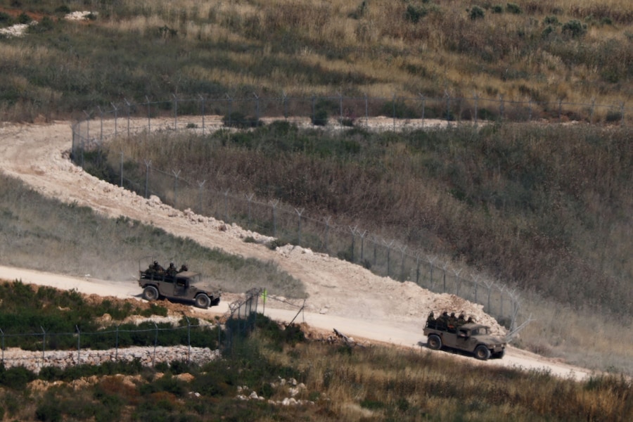 Veicoli militari israeliani in manovra nel Libano meridionale. (REUTERS)