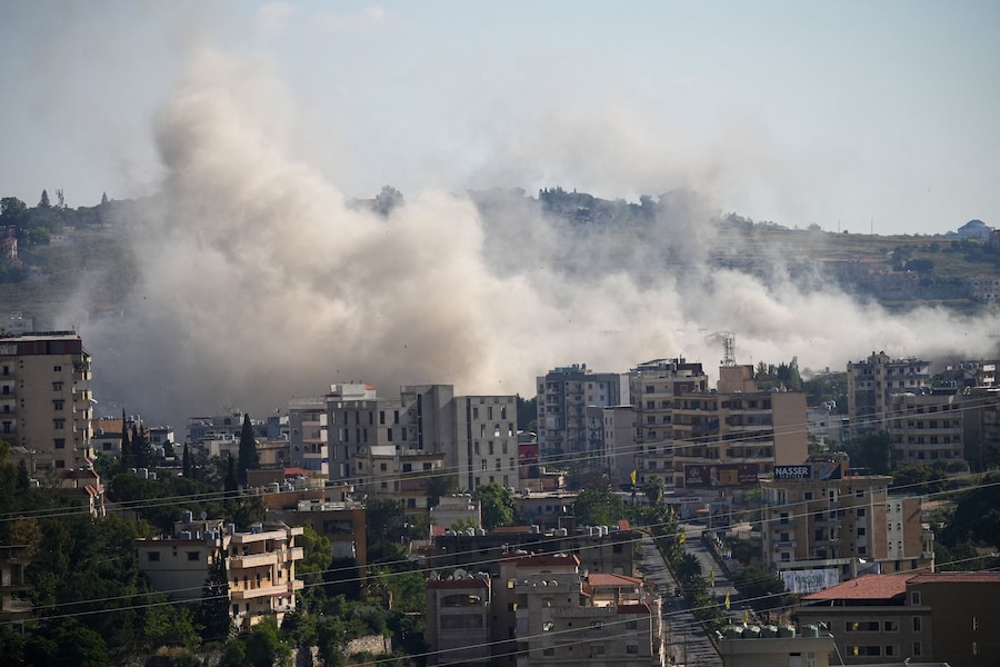 Il fumo si alza dal Libano meridionale, in seguito agli attacchi israeliani, come si vede da Nabatieh, in Libano, il 31 maggio 2026. (REUTERS)