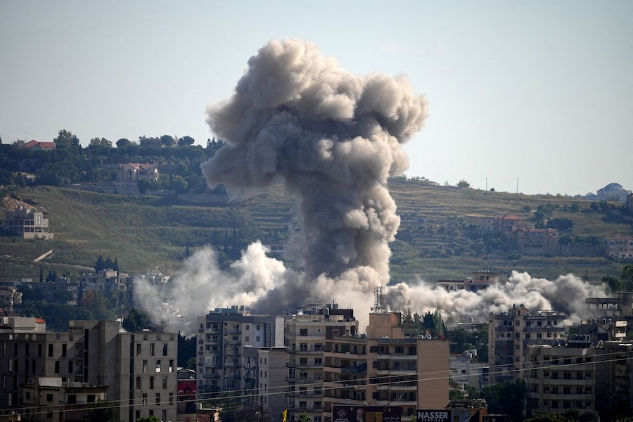 Il fumo si alza dal Libano meridionale, in seguito agli attacchi israeliani, visto da Nabatieh, Libano. (REUTERS)