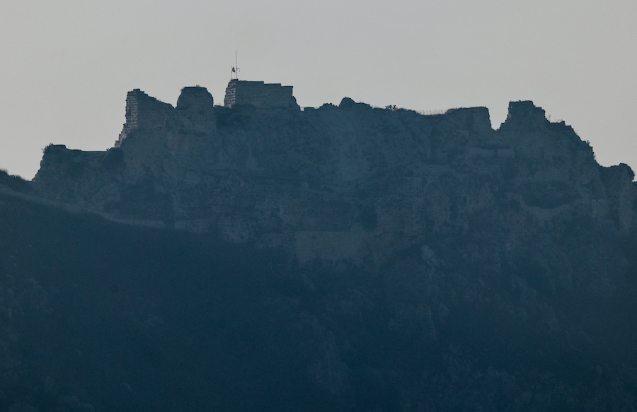 Una bandiera israeliana e una bandiera della Brigata Golani sventolano sul Castello di Beaufort nel Libano meridionale, visto da Israele, 31 maggio 2026. (REUTERS)