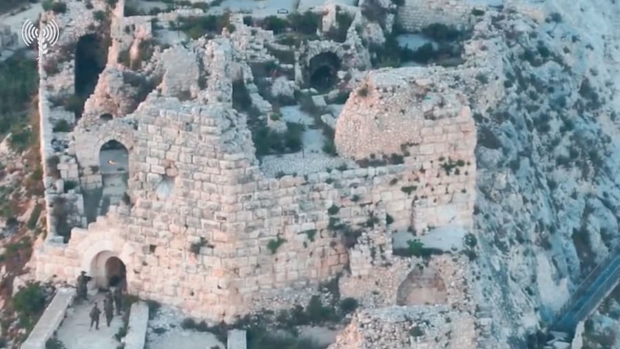 Truppe israeliane presso il Castello di Beaufort, risalente a 900 anni fa, nel governatorato di Nabatieh, nel Libano meridionale, in questo fotogramma tratto da un video diffuso il 31 maggio 2026. Le truppe israeliane hanno conquistato il Castello di Beaufort e una cresta strategica nel Libano meridionale, secondo quanto riferito dall’esercito, nonostante il cessate il fuoco annunciato più di sei settimane fa. (via REUTERS)