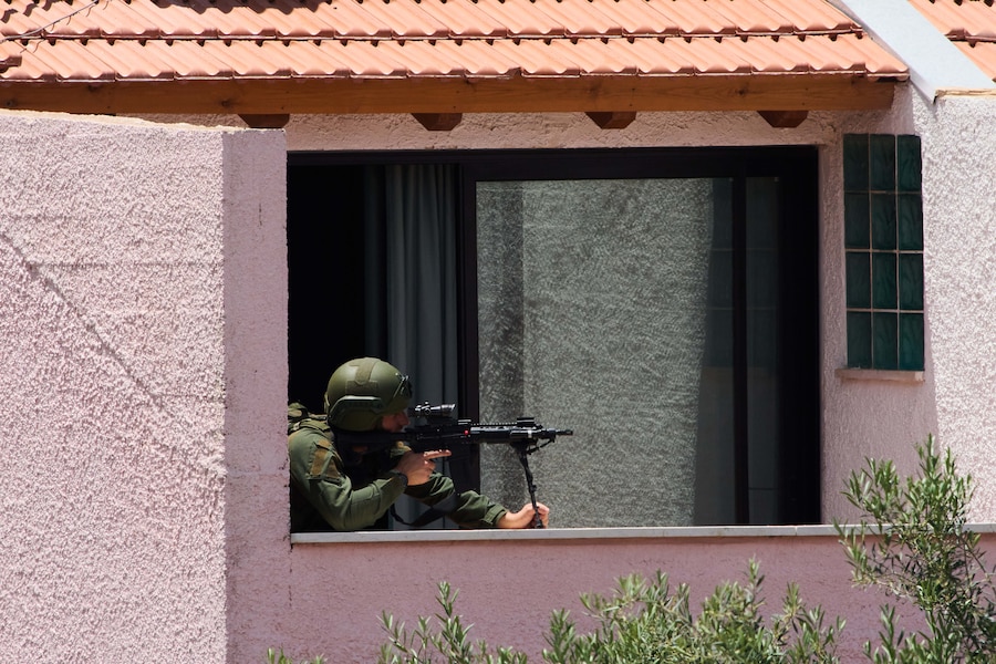 Un soldato israeliano prende posizione in una casa nel comune di Metula, nel nord di Israele, al confine con il Libano, domenica 31 maggio 2026. (APN)