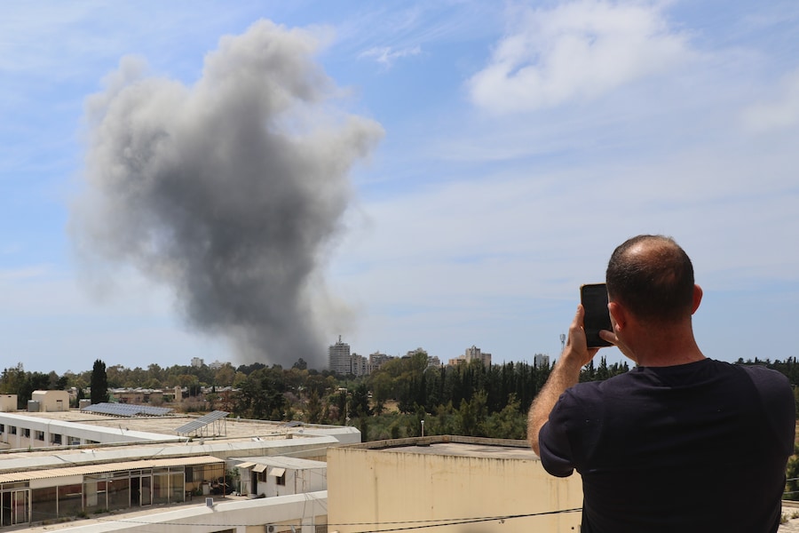 Una colonna di fumo si alza in seguito a un attacco aereo israeliano nella città portuale di Tiro, in Libano. (APN)