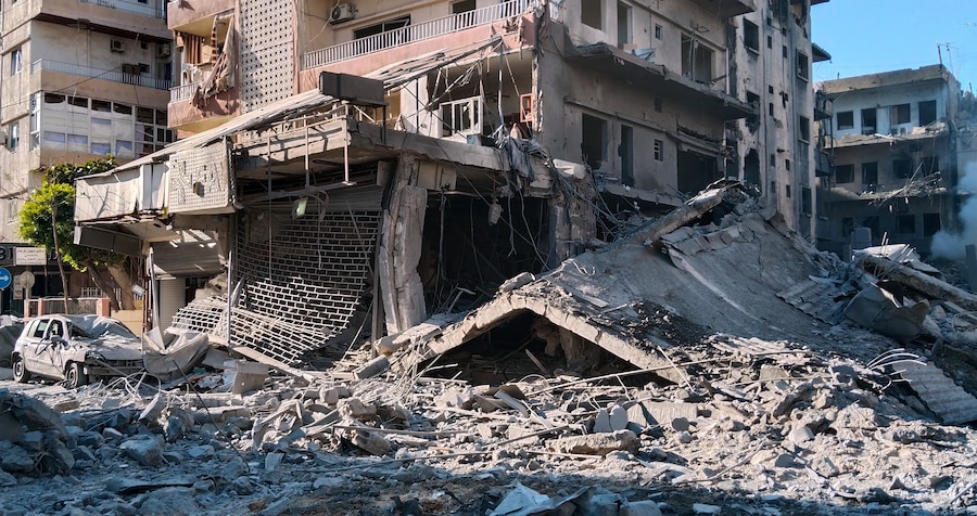 Edifici distrutti dai raid aerei israeliani nella città portuale di Tiro, in Libano, domenica 31 maggio 2026. (APN)