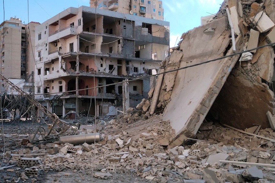 Edifici distrutti dai raid aerei israeliani nella città portuale di Tiro, in Libano, domenica 31 maggio 2026. (APN)