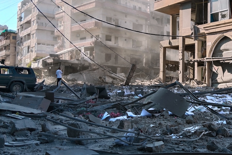Gli edifici distrutti dai raid aerei israeliani nella città portuale di Tiro, in Libano, domenica 31 maggio 2026. (APN)