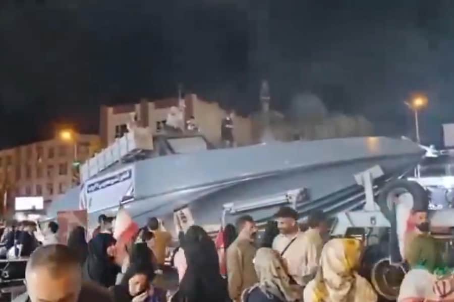 L’imbarcazione da attacco veloce, chiamata '27 Rajab', presentata dalla Marina iraniana in piazza Enqelab a Teheran, 31 maggio 2026. (ANSA)