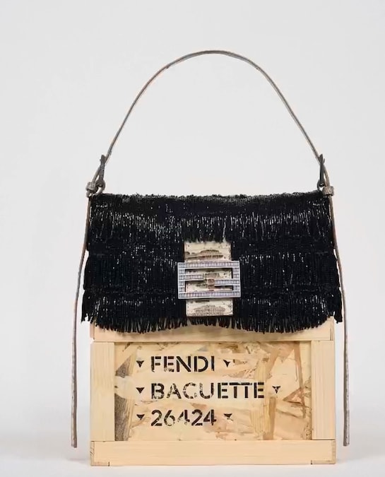 FeFendi Baguette ®Re-Edition 2026. Borsa con ricamo di Aari e Zardozi che richiede 180 ore di lavoro