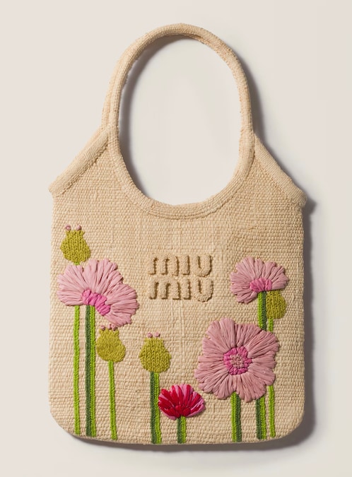 Miu Miu. Borsa realizzata a mano in rafia naturale con delicati ricami floreali naif