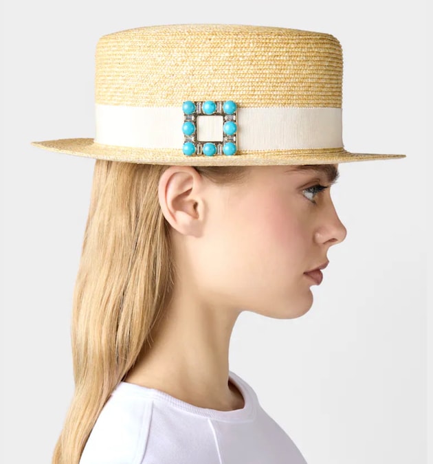 Roger Vivier. Cappello in rafia, con fermaglio a spilla con boules di turchese