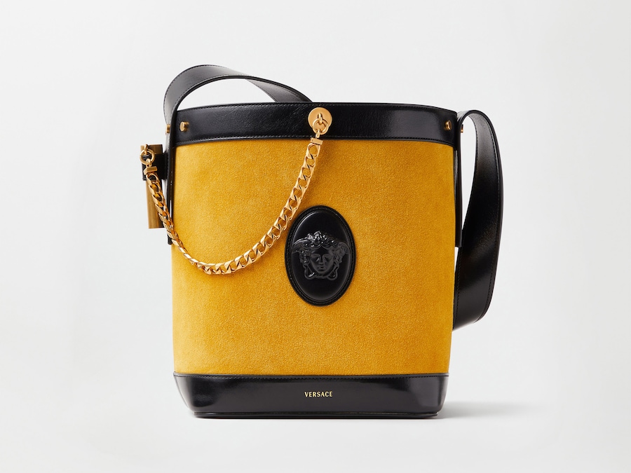 Versace. Mini secchiello Pivot, in camoscio profilato in pelle con catena décor