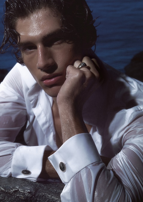 Giorgio Armani. Gemelli ovali con pavé di diamanti neri con cornice e gambo in oro giallo