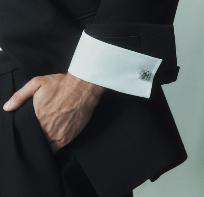 Garatti. Raro diamante fancy verde profilato di diamanti bianchi su oro bianco