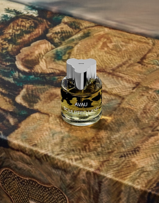 Sculpted Land di AVAU esprime la forza autentica della terra attraverso note speziate, violetta, vetiver e cuoio. Una fragranza intensa e avvolgente, dove profondità e carattere si fondono in una scia elegante e persistente.