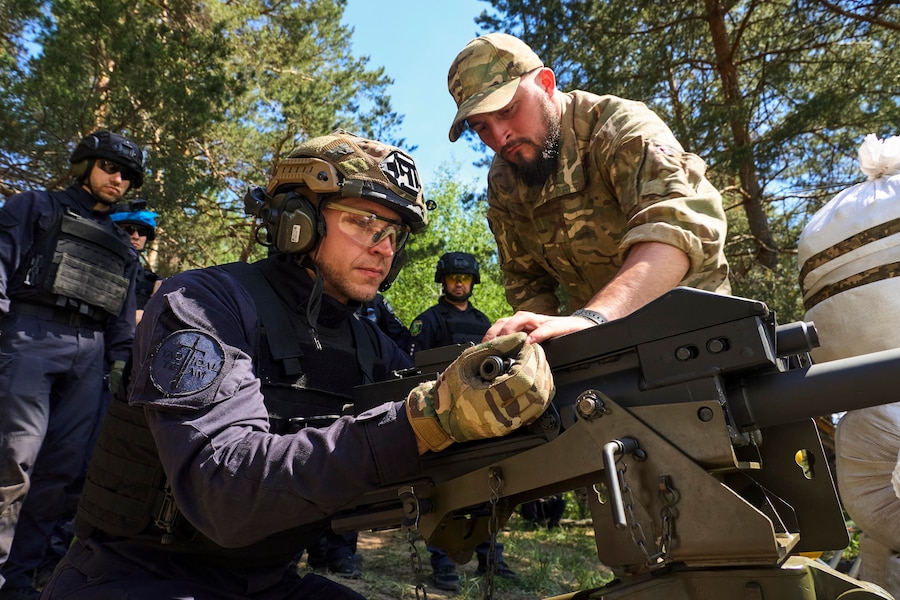 La Guardia Nazionale ucraina addestra agenti di pattuglia della polizia presso il campo di addestramento di Kharkiv (EPA)