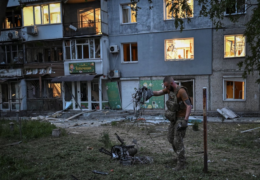 Un esperto della polizia opera sul luogo di un condominio distrutto da un attacco con droni russi, nel contesto dell'offensiva russa contro l'Ucraina, a Zaporizhzhia. (REUTERS)