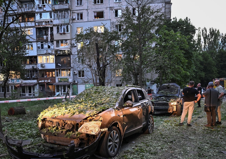 Alcuni residenti si trovano sul luogo di un condominio colpito da un attacco con droni russi, nel contesto dell'offensiva russa contro l'Ucraina, a Zaporizhzhia. (REUTERS)