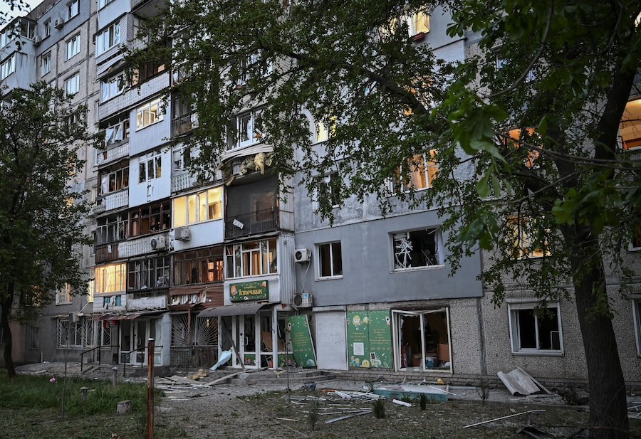 Il luogo in cui si trova un condominio colpito da un attacco con droni russi, nel contesto dell'offensiva russa contro l'Ucraina, a Zaporizhzhia. (REUTERS)