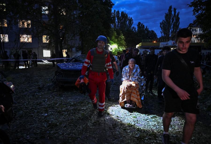 Operatori sanitari e volontari evacuano un residente ferito dal luogo in cui sorgeva un condominio distrutto da un attacco con droni russi, nel contesto dell'offensiva russa contro l'Ucraina, a Zaporizhzhia. (REUTERS)