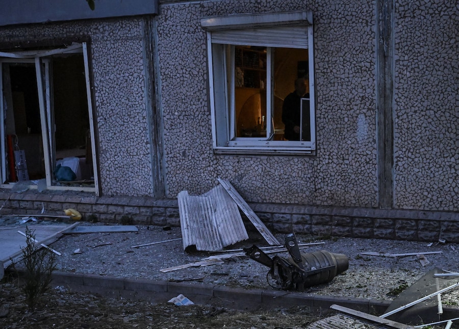 Un frammento di un drone russo giace sul luogo di un condominio distrutto da un attacco con droni russi, nel contesto dell'offensiva russa contro l'Ucraina, a Zaporizhzhia. (REUTERS)