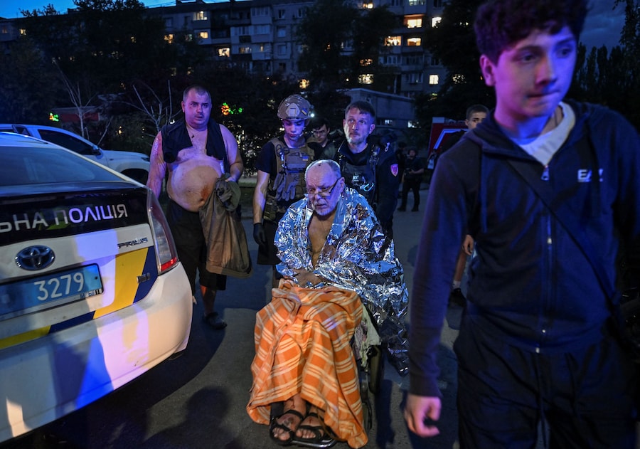 Operatori sanitari e volontari evacuano i residenti feriti dal luogo in cui sorgeva un condominio distrutto da un attacco con droni russi, nel contesto dell'offensiva russa contro l'Ucraina, a Zaporizhzhia. (REUTERS)