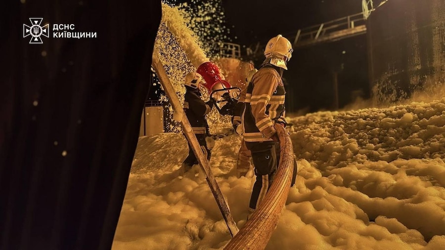 In queste foto diffuse giovedì 4 giugno 2026 dai servizi di emergenza ucraini, i soccorritori spengono un incendio divampato in una struttura danneggiata a seguito di un attacco russo nella regione di Kiev. (APN)