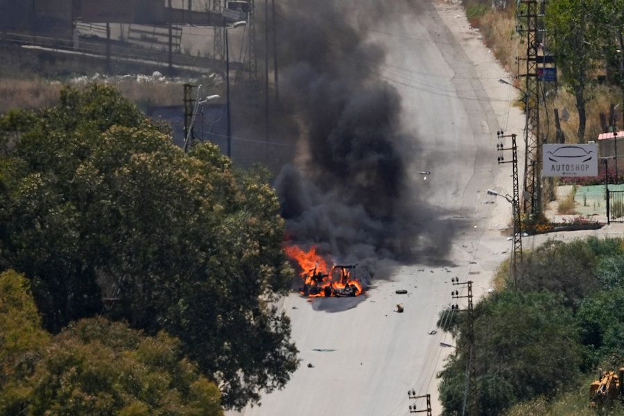Colonne di fumo nero si levano dal luogo di un attacco dopo un bombardamento israeliano su un'auto, visto da Nabatieh, in Libano REUTERS/Stringer (REUTERS)