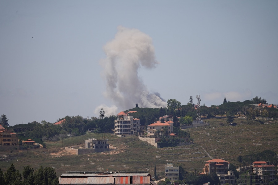 Colonne di fumo si levano dal Libano meridionale in seguito a un attacco israeliano, come si vede da Nabatieh, in Libano. (REUTERS)