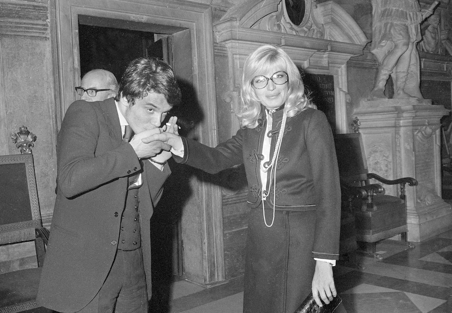 Massimo Ranieri bacia con Monica Vitti ((AP Photo/Gianni Foggia))