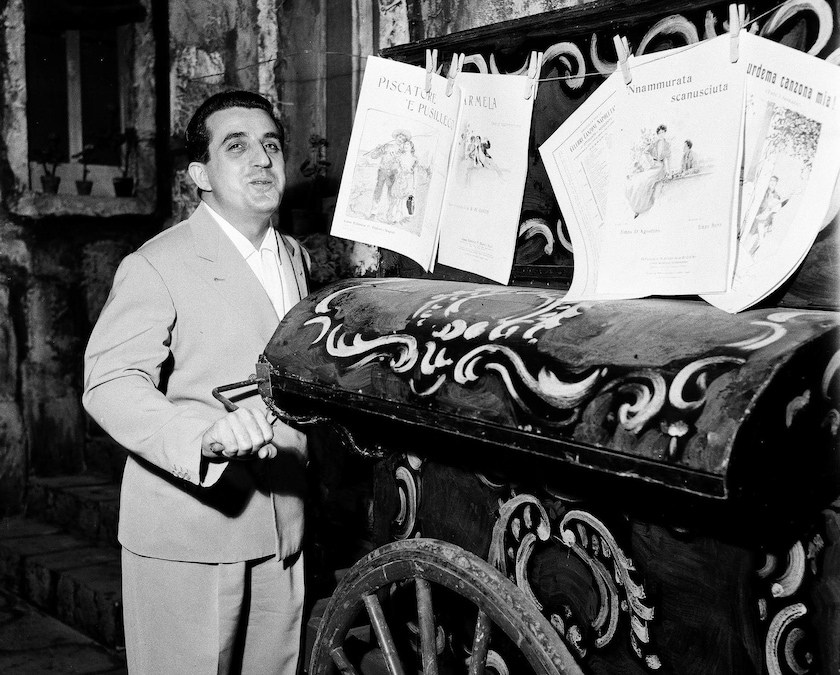 Sergio Bruni al Festival della canzone napoletana edizione 1958: (ARCHIVIO CARBONE/ANSA/PAL)