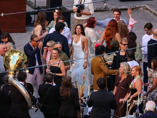 Dua Lipa, la festa (e le polemiche) per il matrimonio con Calum Turner a Palermo