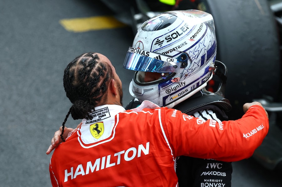 Andrea Kimi Antonelli della Mercedes festeggia dopo aver vinto il Gran Premio di Monaco, mentre Lewis Hamilton della Ferrari si classifica secondo. (REUTERS)