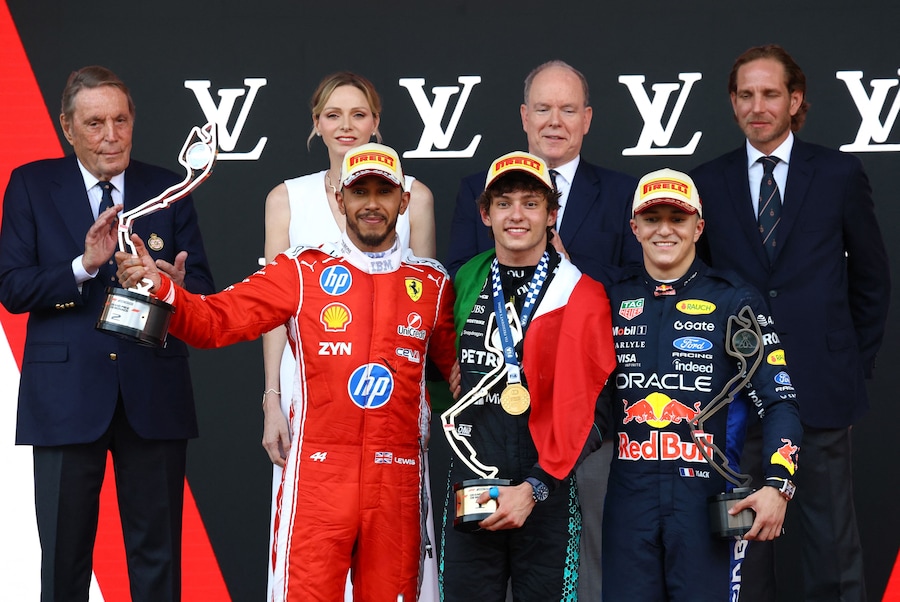 Andrea Kimi Antonelli della Mercedes festeggia sul podio dopo aver vinto il Gran Premio di Monaco, affiancato da Lewis Hamilton della Ferrari, secondo classificato, e da Isack Hadjar della Red Bull, terzo classificato. (REUTERS)