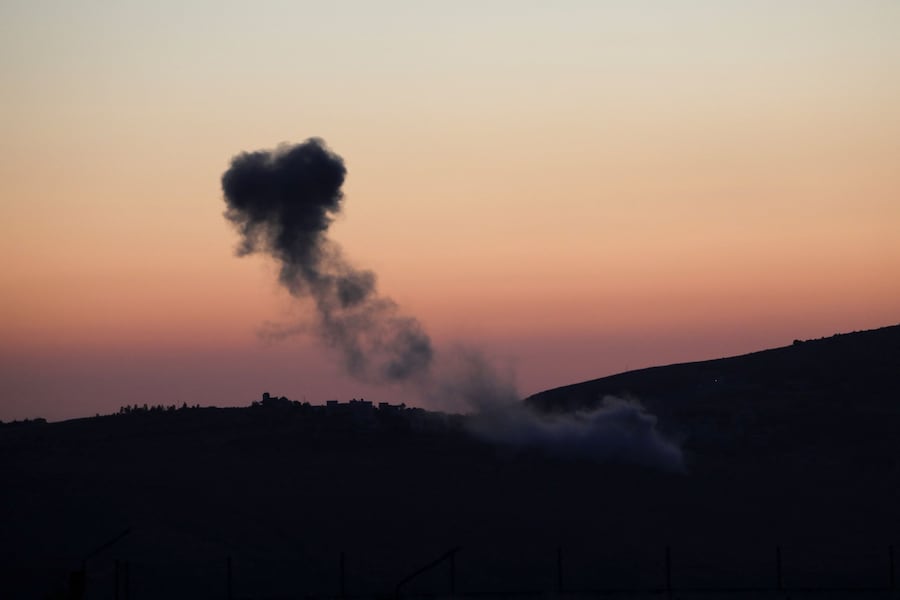 Colonne di fumo si levano dal Libano meridionale in seguito a un attacco israeliano, come si vede da Marjaoun, in Libano. (REUTERS)