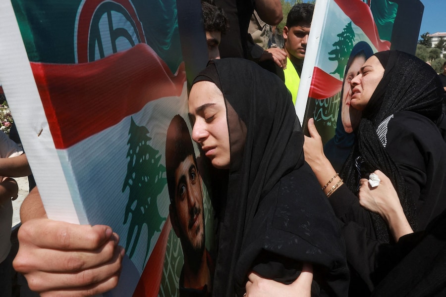 I partecipanti al funerale di quattro persone, tra cui una donna e un paramedico, uccise venerdì in un attacco israeliano a Zebdine, nella regione di Haret Saida, in Libano. (REUTERS)