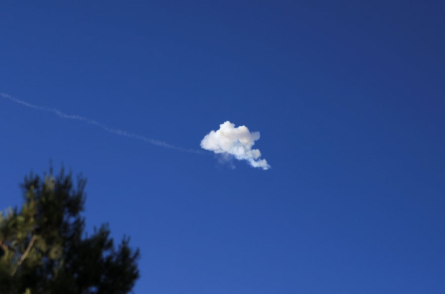 Fumo proveniente da un’esplosione nel cielo dopo che il sistema antimissile israeliano Iron Dome ha intercettato un missile iraniano, visto da Gerusalemme (REUTERS)