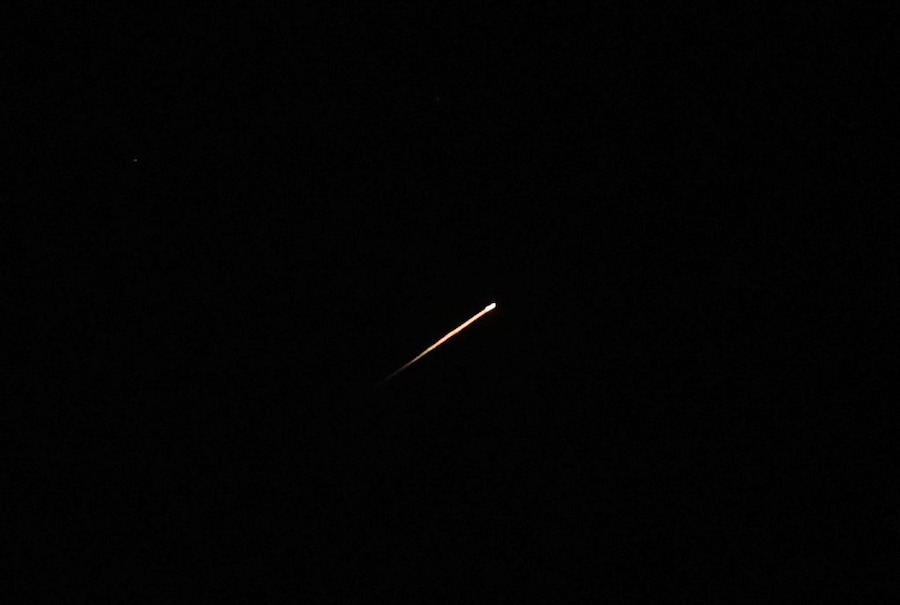 Una scia luminosa illumina il cielo durante un attacco missilistico dall’Iran verso Israele, vista da Gerusalemme (REUTERS)
