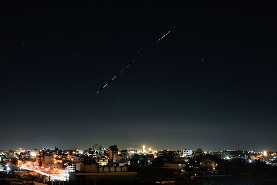 Un missile della difesa aerea israeliana sorvola Israele, visto da Hebron, nella Cisgiordania occupata da Israele (REUTERS)