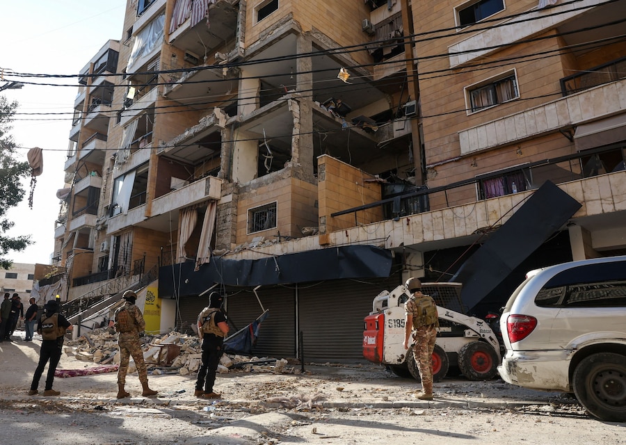 Personale di emergenza al lavoro sul luogo di un attacco israeliano nella periferia meridionale di Beirut, Libano (REUTERS)