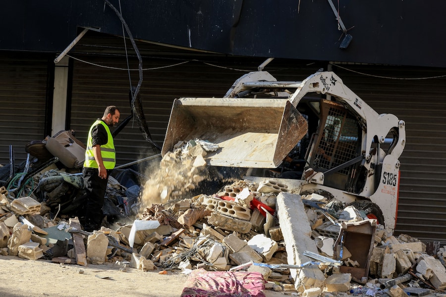 Macchinari pesanti al lavoro per rimuovere le macerie dopo un attacco israeliano ai sobborghi meridionali di Beirut, Libano (REUTERS)