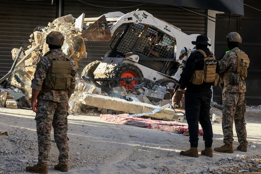 Macchinari pesanti al lavoro per rimuovere le macerie dopo un attacco israeliano ai sobborghi meridionali di Beirut, Libano (REUTERS)
