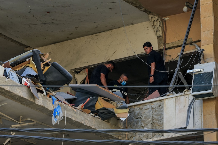 Persone ispezionano i danni all’interno di un edificio in seguito a un attacco israeliano nella periferia meridionale di Beirut, Libano (REUTERS)