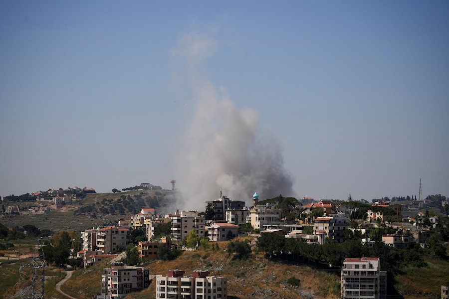 Una densa colonna di fumo si leva dal Libano meridionale in seguito agli attacchi israeliani, come si vede da Nabatieh, Libano (REUTERS)