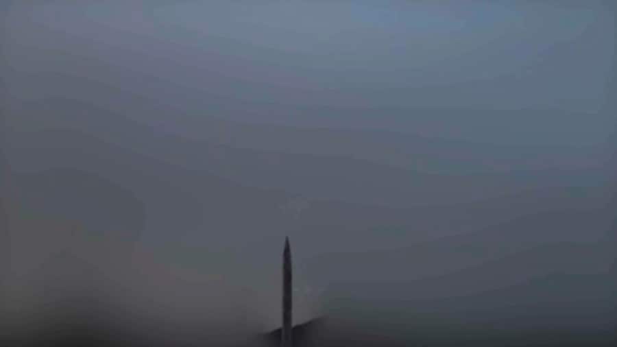Un missile iraniano viene lanciato da una località indicata come Teheran, Iran (via REUTERS)