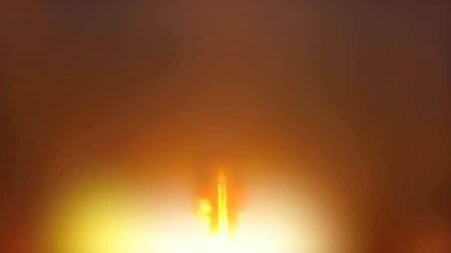 Un missile iraniano viene lanciato da una località indicata come Teheran, Iran (via REUTERS)