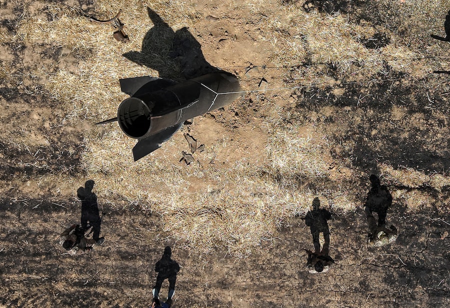 Le immagini riprese da un drone mostrano i membri delle squadre di ingegneri militari al lavoro sul luogo in cui, secondo le autorità locali, un missile iraniano è caduto nelle campagne vicino a Damasco, in Siria (REUTERS)