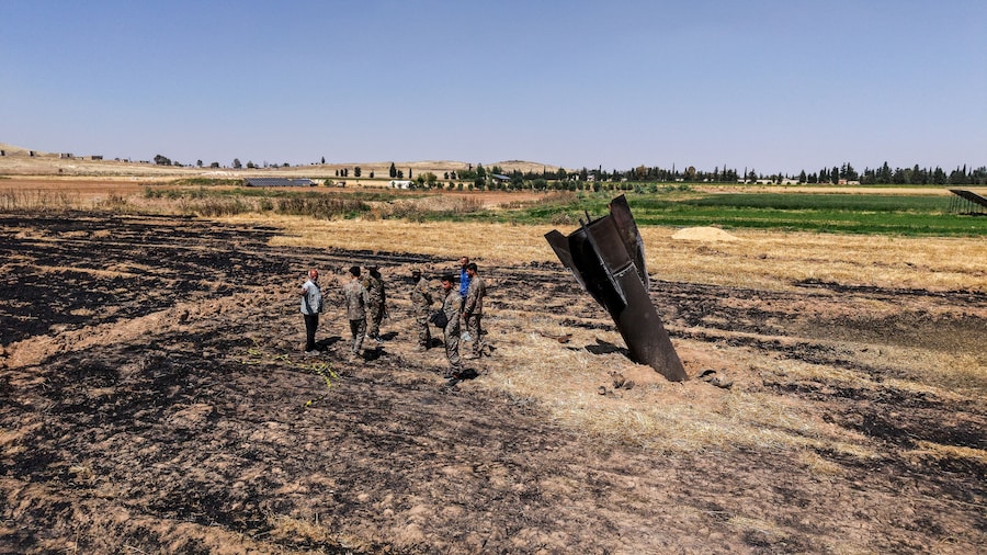 Le immagini riprese da un drone mostrano squadre di ingegneri militari al lavoro sul luogo in cui, secondo le autorità locali, un missile iraniano è caduto nelle campagne vicino a Damasco, in Siria (REUTERS)