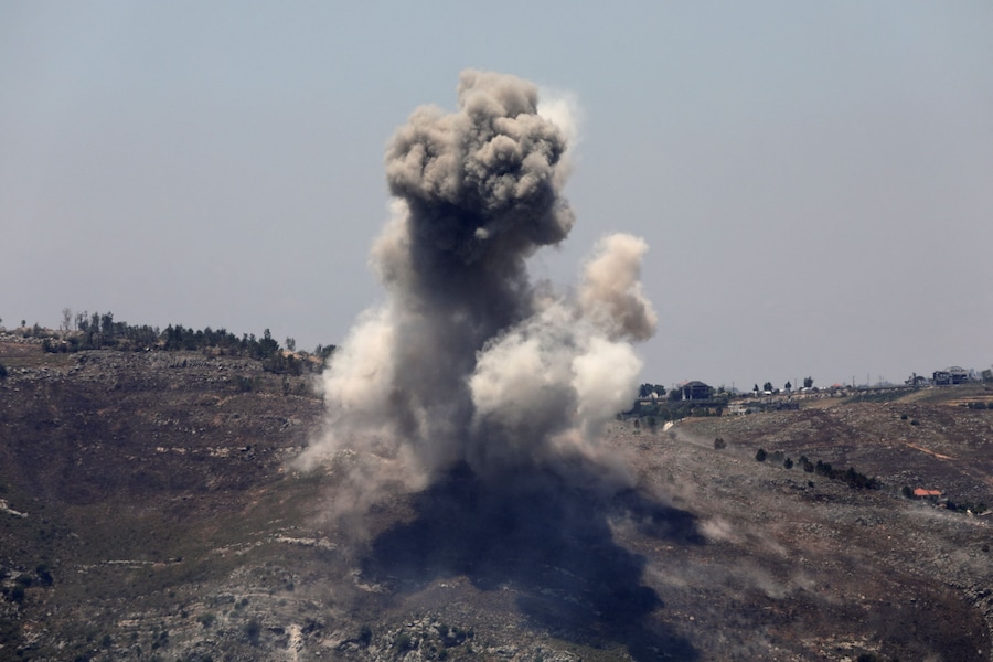 Fumo si alza in seguito a un attacco israeliano, visto da Marjayoun, nel sud del Libano (REUTERS)